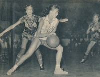 Ludmila Ordnungová (s míčem) na mistrovství světa 1957 v Brazílii v utkání s USA