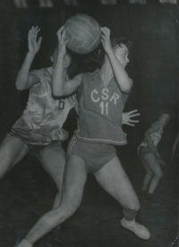 Ludmila Ordnungová běží s míčem na mistrovství Evropy 1958 v polské Lodži