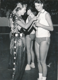 Ludmila Ordnungová (vpravo) s protihráčkou z USA na mistrovství světa 1957 v Brazílii