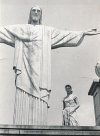 Ludmila Ordnungová na mistrovství světa 1957 v Brazílii pod sochou Krista