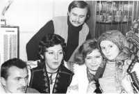 Koleda u kamarádů (A. Sadovské), 1.1. 1972, Ihor Kalynec (stojící) se svou dcerou Dzvinkou (dívka)
