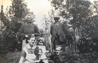 S prarodiči Kaplanovými, Lysá nad Labem, cca 1935