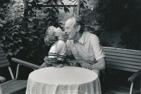 Jiří Ruml s vnučkou Terezkou na chalupě ve Skřidlech, 90. léta