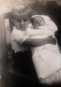 Vlastimil Šindelář with his brother, in the year 1946 