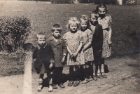 Šest dětí Zofie a Reinholda Zwikirschových: zprava nejstarší Elzbieta (maminka pamětnice), Reinhold, Irmgarda, Ruth, Hubert a Karel