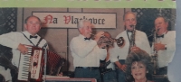 Výstřižek z časopisu, Ladislav hraje na trumpetu