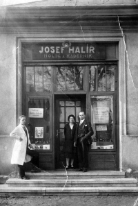 Otec Jarmily Valáškové (vlevo v plášti) / kolem roku 1927