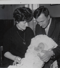 Manželé Gerykovi s dcerou Ivetou na vítání občánků, 1967