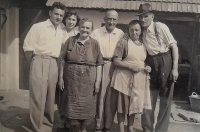 Zleva: Ladislav, Milada, babička Jungrová - od Milady, přítel rodiny, tchán a tchyně Rakovi 
