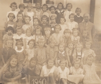 Obecná škola v Holicích, pamětnice v poslední řadě třetí zprava. V dolní řadě první zleva sedící Židovka Gabriela Freiová, vedle ní Romka Marie Růžičková (obě dívky nepřežily koncentrační tábor), 1940