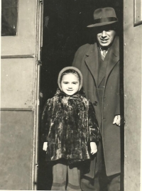 Leyla se svým dědečkem Teymurem Huseynovem ve filmových studiích Azerbaijanfilm, březen 1960 