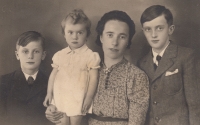 Marie Bartoňová (matka pamětníka) se svými dětmi