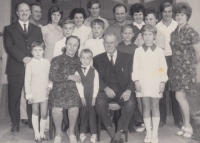Zdeněk Bartoň (první zleva) na rodinné fotografii