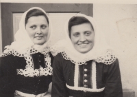 Manželka Marie (vlevo) v kroji 
