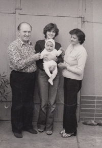 Zdeněk Bartoň (vlevo) s dcerou a vnukem a manželkou Marií (vpravo)