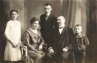 Předkové Jany Zachové z otcovy strany. Zleva: Jarka, Růžena, Vladimír, Vilém a otec Antonín Kořínkovi, rok 1912