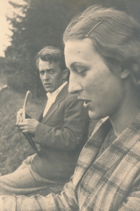 Matka Věra Kořínková s prof. Vladimírem Karfíkem, 30. léta