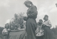 Jana Zachová (vepředu) na pionýrském táboře v Soběšíně, 1952. Vlevo vzadu Anna Horníková