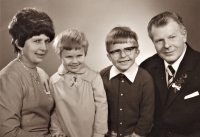 Rodinná fotografie, rok 1974, Karel a Eva Kocmanovi, dcera Eva a syn Karel