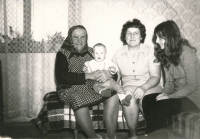 Miroslava Havelková (vpravo) s maminkou, babičkou a dcerou Lenkou (1983)