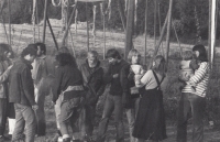 Marie Klimešová (vpravo se synkem) - Sympozium na chmelnici v Mutějovicích 1983