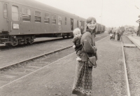 Marie Klimešová se synem Tobiášem, Jaroměř 1983