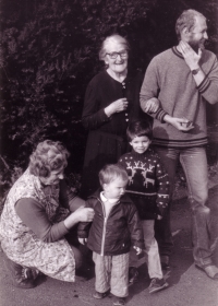 Marie Klimešová - babička Černá (uprostřed) s pravnuky Tobiášem a Jáchymem, Jaroměř 1986
