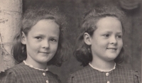 Irena Jindráková (right) with her sister Markéta Pyryhová, 1942