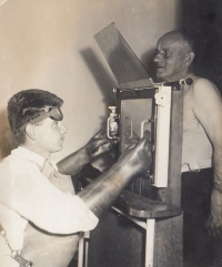 MUDr. Milan Jindrák při práci, Volenice, 1959