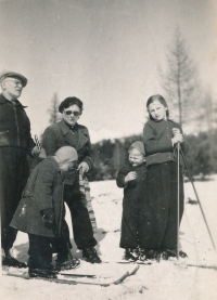 Rodina Fechtnerova na horách. Zleva Václav, Milada, Jan a Miroslava Fechtnerovi