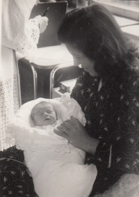 Zora Rysová s matkou Marií, říjen 1947