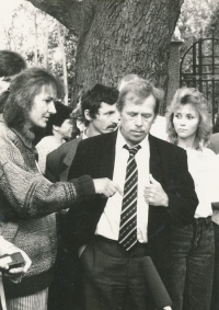 Zora Rysová a Václav Havel, židovský hřbitov, Dobříš, 1990