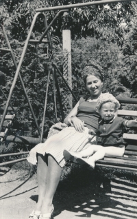 Olga Hudečková se synem Dominikem, 70. léta 20. století