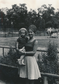 Olga Hudečková se synem Dominikem, 70. léta 20. století