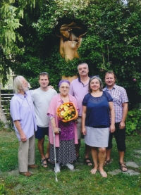 Olga Hudečková (s kyticí) s manželem (vlevo) a přáteli ze Strážnice v Říčanech, 2020