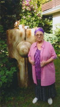 Olga Hudečková v zahradě v zahradě Říčanech, 2020