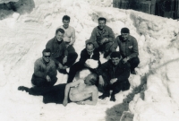 Úklid přístupové cesty k Poledníku - březen či duben 1967 (stavbyvedoucí Jan Roubal vlevo uprostřed)