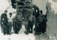 Úklid přístupové cesty k Poledníku - březen nebo duben 1967