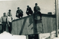 Úklid přístupové cesty k Poledníku - březen nebo duben 1967