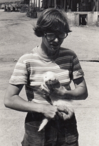 Marie Šlechtová s bílou fretkou na kožešinové farmě v Heřmanicích u Jaroměře začátkem 80. let