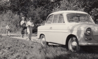 Marie Šlechtová (vpředu) s maminkou, sestrou a rodinným autem značky Trabant na výletě