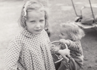Marie Šlechtová v dětství s mladší sestrou Ivanou 
