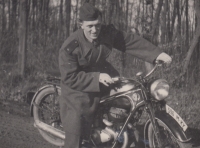 Zdeněk Bartoň se svým prvním motocyklem, poč. 50. let