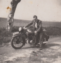 Zdeněk Bartoň se svým prvním motocyklem, poč. 50. let