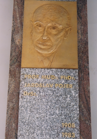 Pamětní deska otce Dagmar Halasové Jaroslava Pojera na chodbě v hlavní budově Fakultní nemocnice u sv. Anny