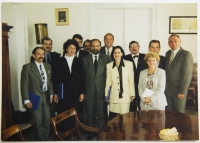 ~1991 - демократичні депутати  Львівської міськради. Андрій Павлишин 4й справа