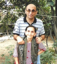 Arif a jeho matka Aršalujs Barsegjan, 10. srpna 2009