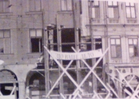 Nápisy na troskách podloubí, srpen 1968