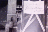 Nápisy na troskách podloubí, srpen 1968