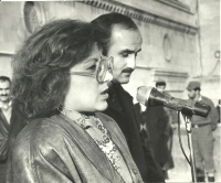 Leyla pronáší řeč na opozičním shromáždění, listopad 1991